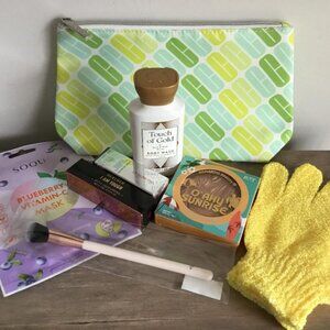 Clinique Cosmetic Bag with Zipper Closure Filled with 7 Assorted Beauty Items